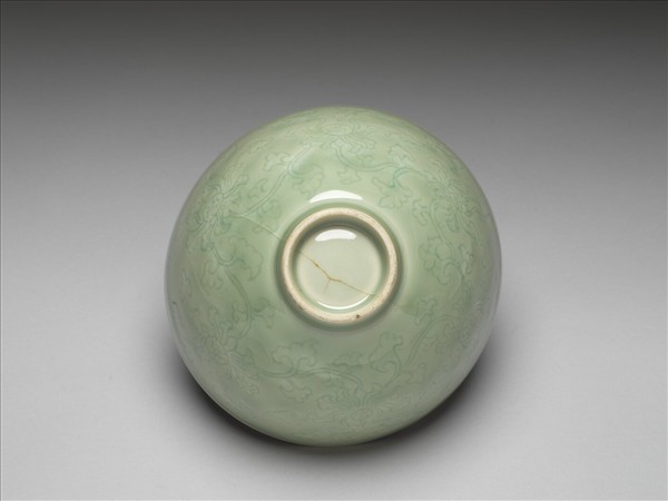 青瓷劃花番蓮紋碗