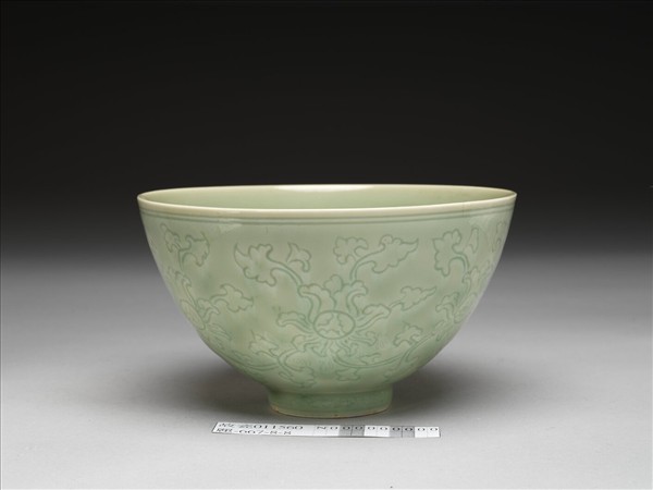 青瓷劃花番蓮紋碗