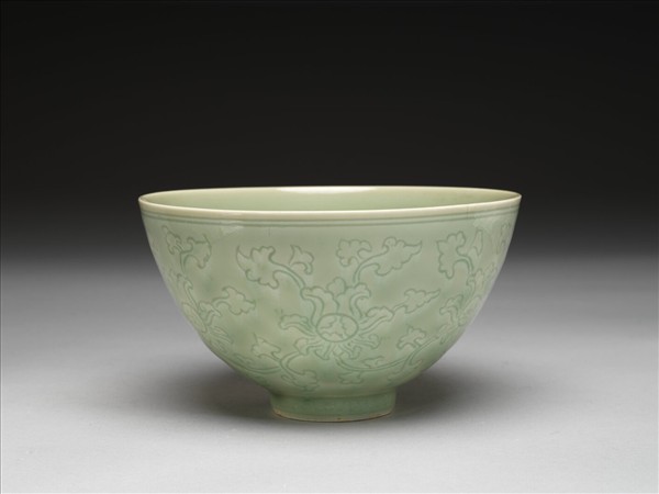 青瓷劃花番蓮紋碗