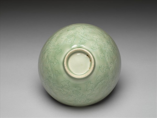 青瓷劃花番蓮紋碗