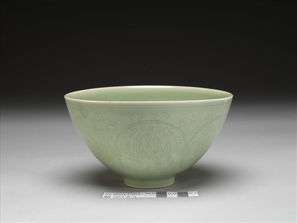 青瓷劃花番蓮紋碗