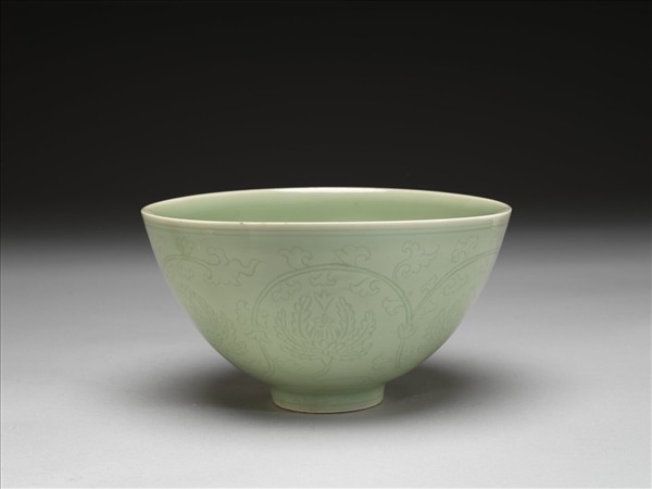 青瓷劃花番蓮紋碗