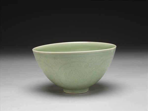 青瓷劃花番蓮紋碗