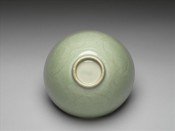 青瓷劃花番蓮紋碗