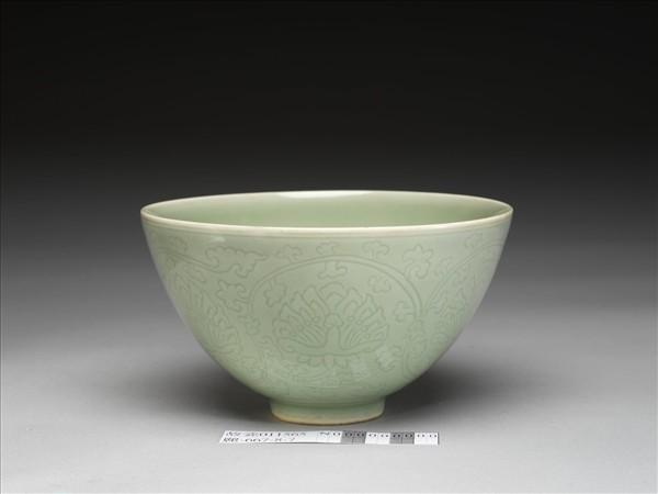 青瓷劃花番蓮紋碗