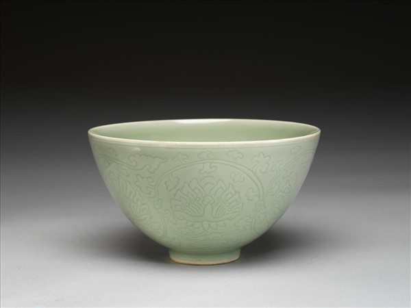 青瓷劃花番蓮紋碗