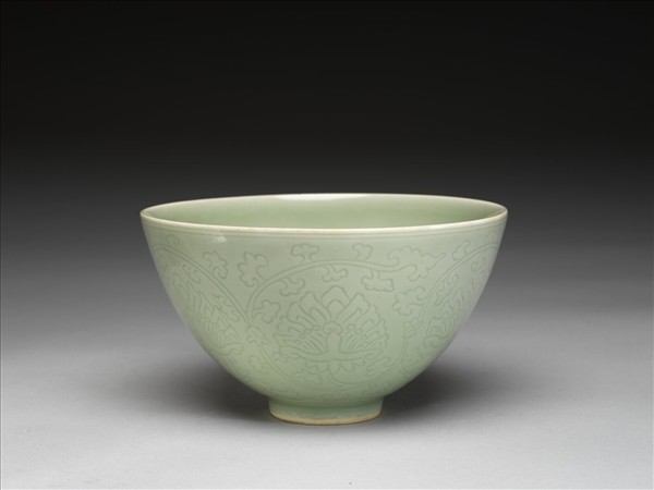 青瓷劃花番蓮紋碗