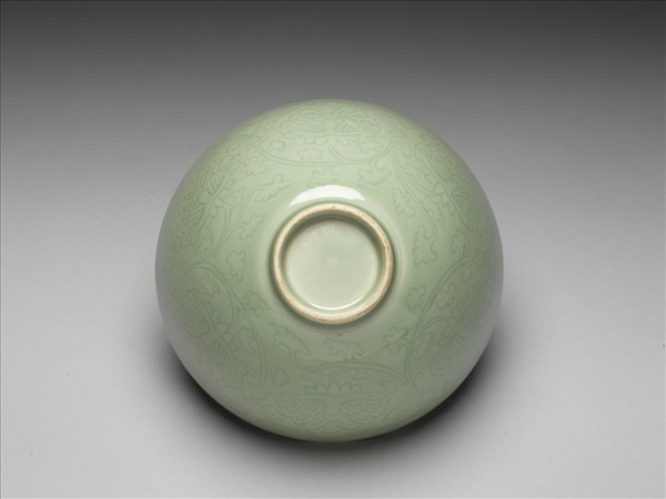 青瓷劃花番蓮紋碗