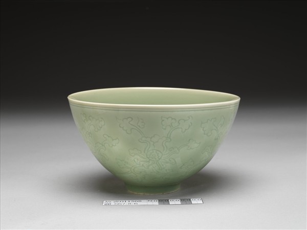 青瓷劃花番蓮紋碗