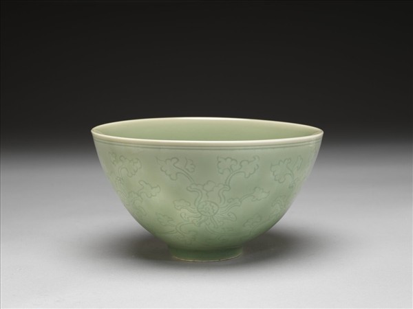 青瓷劃花番蓮紋碗