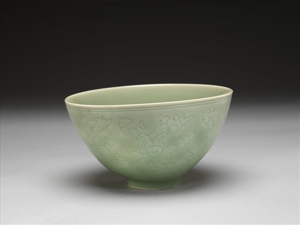 青瓷劃花番蓮紋碗