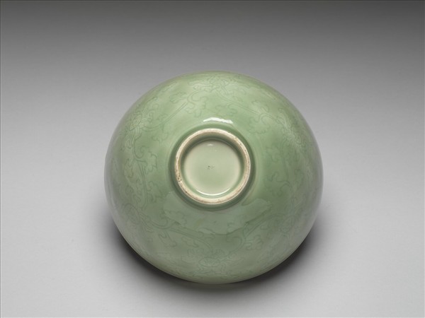 青瓷劃花番蓮紋碗