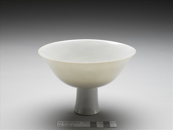 甜白半脫胎雲龍紋高足碗