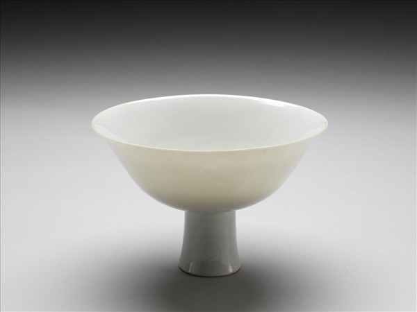 甜白半脫胎雲龍紋高足碗