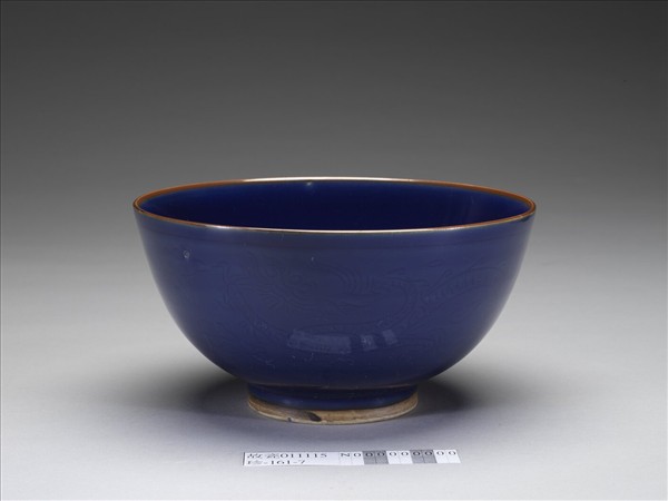 霽青釉龍紋碗
