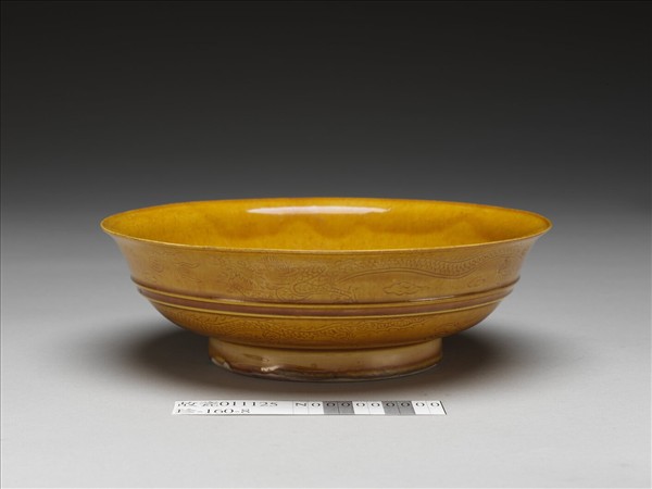 黃釉雙龍戲珠紋碗