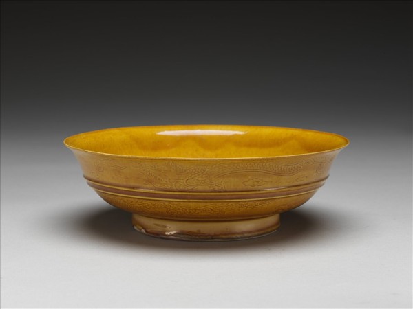 黃釉雙龍戲珠紋碗