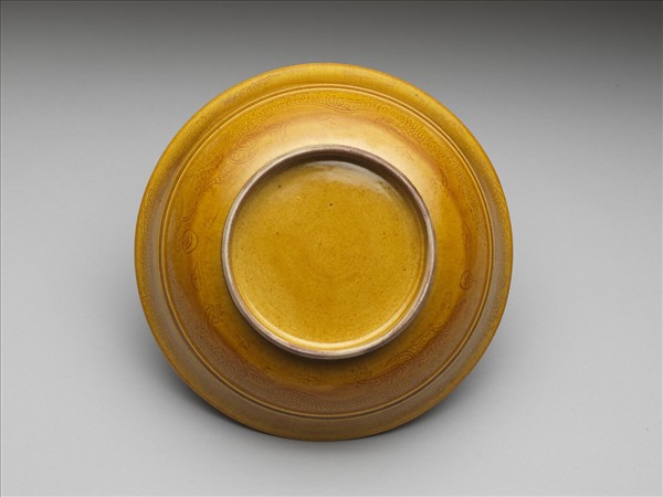 黃釉雙龍戲珠紋碗