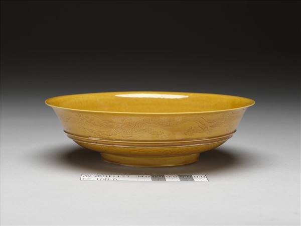 黃釉雙龍戲珠紋碗
