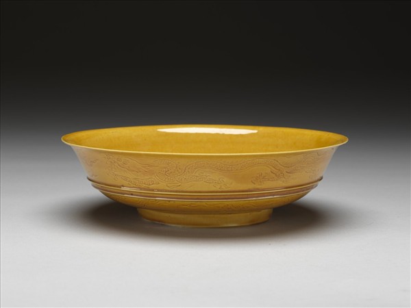 黃釉雙龍戲珠紋碗