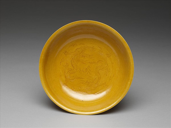 黃釉雙龍戲珠紋碗