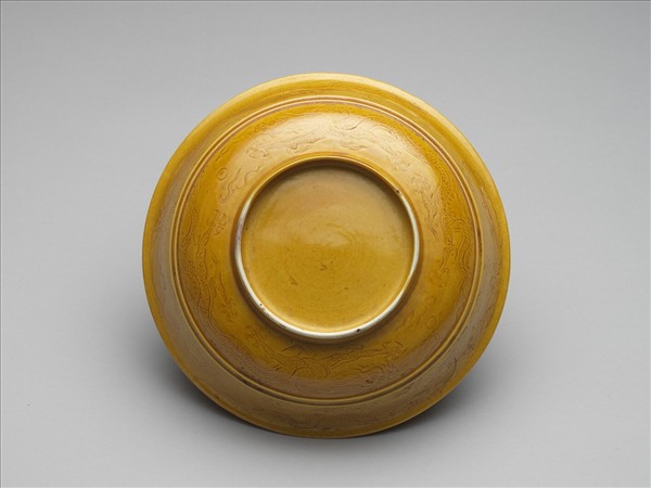 黃釉雙龍戲珠紋碗