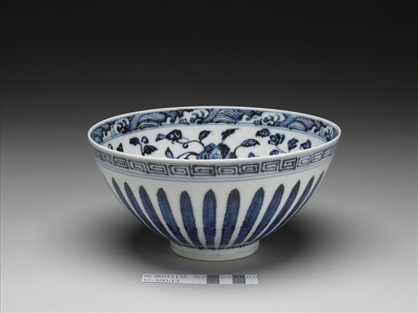 青花花卉紋蓮子碗