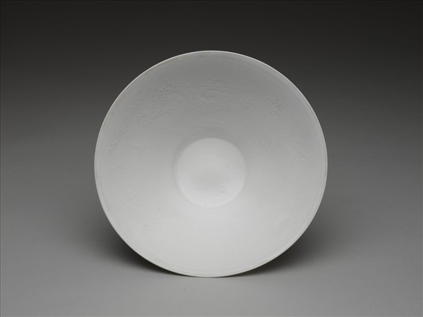 甜白釉雙龍紋碗