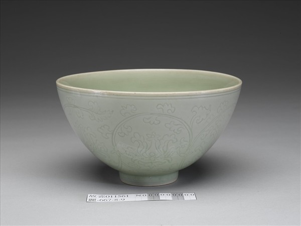 青瓷劃花番蓮紋碗