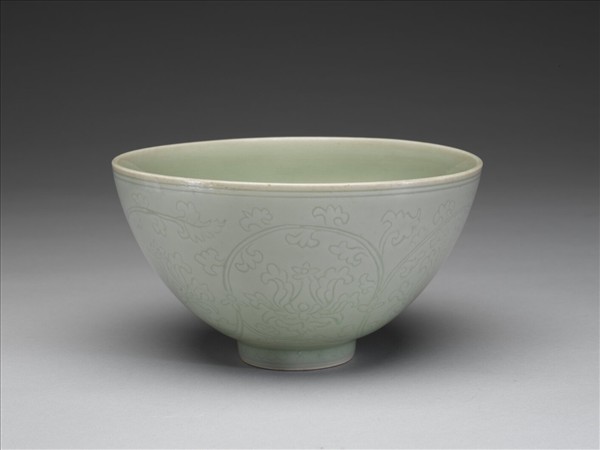 青瓷劃花番蓮紋碗