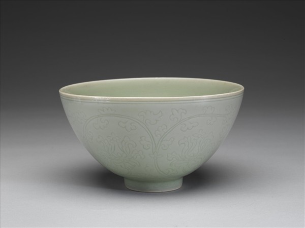 青瓷劃花番蓮紋碗