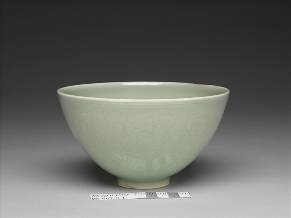 青瓷劃花番蓮紋碗