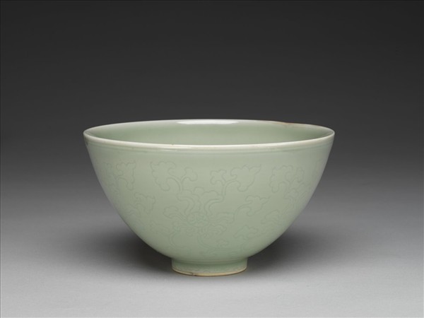青瓷劃花番蓮紋碗