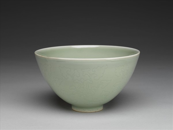 青瓷劃花番蓮紋碗