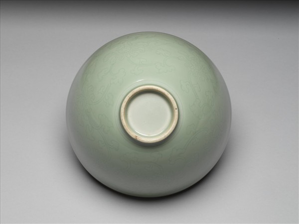 青瓷劃花番蓮紋碗