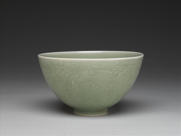 青瓷劃花番蓮紋碗