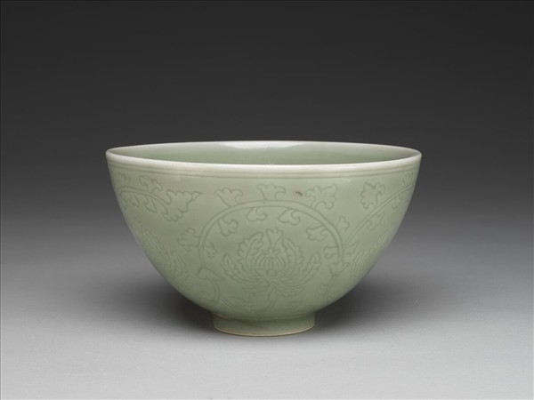 青瓷劃花番蓮紋碗
