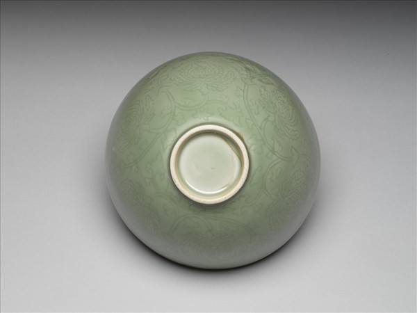 青瓷劃花番蓮紋碗