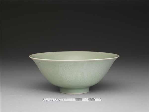 青瓷劃花番蓮紋碗