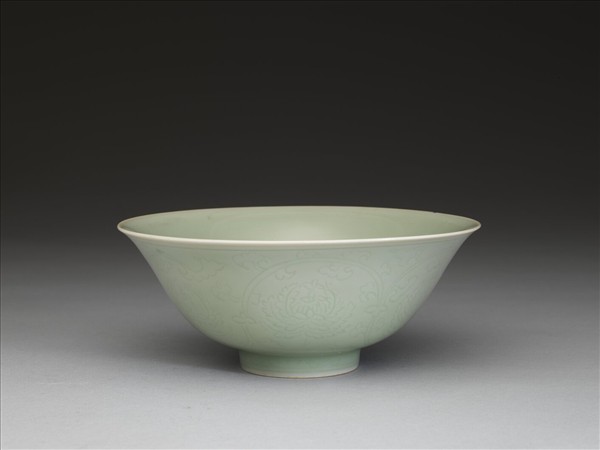 青瓷劃花番蓮紋碗