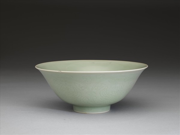 青瓷劃花番蓮紋碗