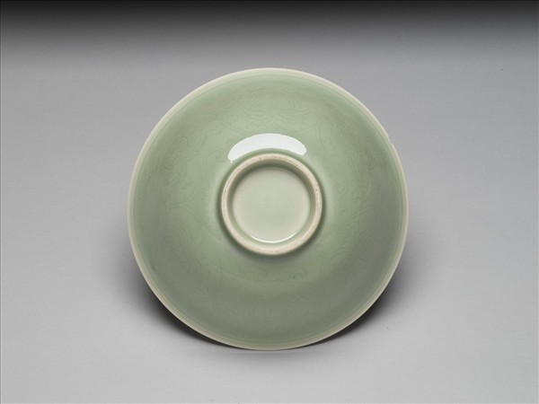 青瓷劃花番蓮紋碗