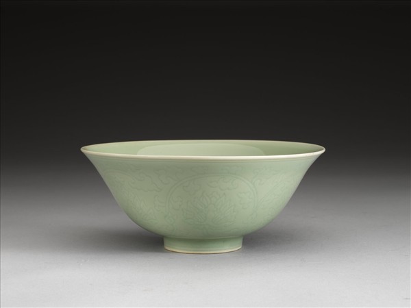 青瓷劃花番蓮紋碗