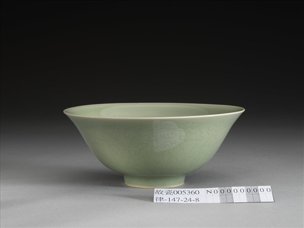 青瓷劃花番蓮紋碗