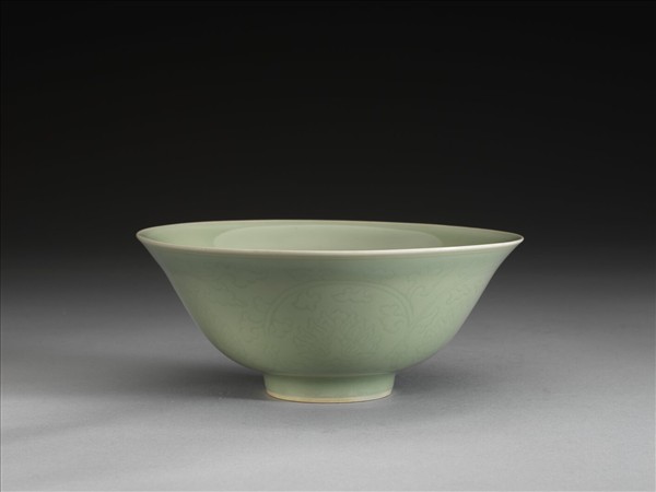 青瓷劃花番蓮紋碗