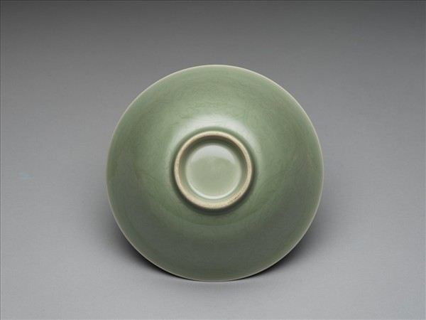 青瓷劃花番蓮紋碗