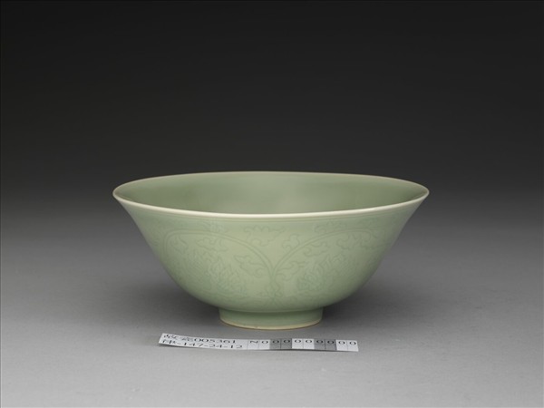 青瓷劃花番蓮紋碗