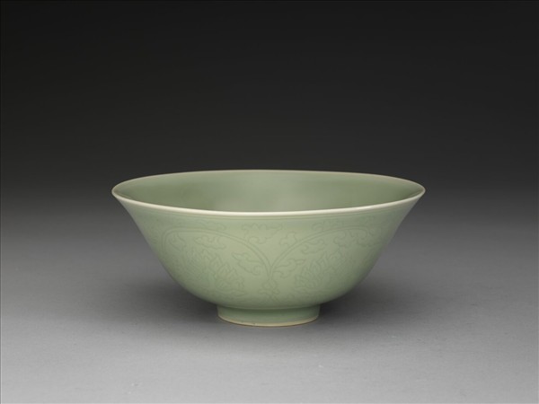 青瓷劃花番蓮紋碗
