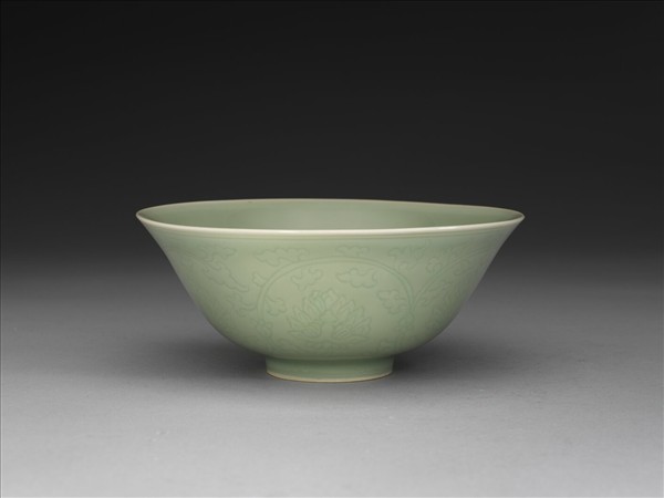 青瓷劃花番蓮紋碗
