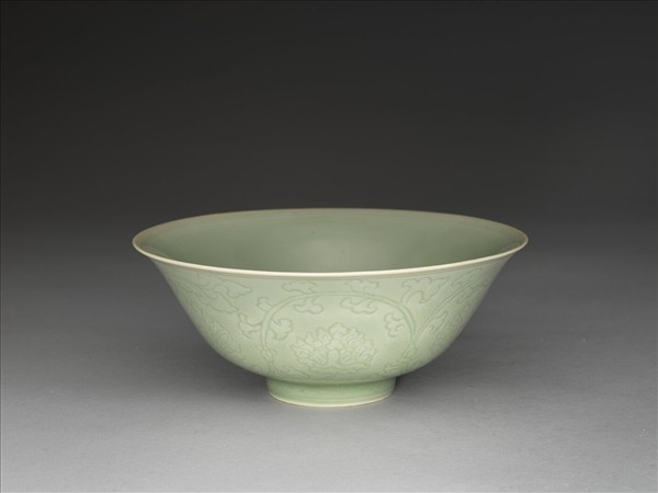 青瓷劃花番蓮紋碗